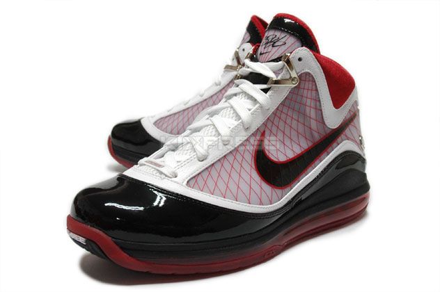 Kixpress  NIKE  BASKETBALL  LEBRON JAMES