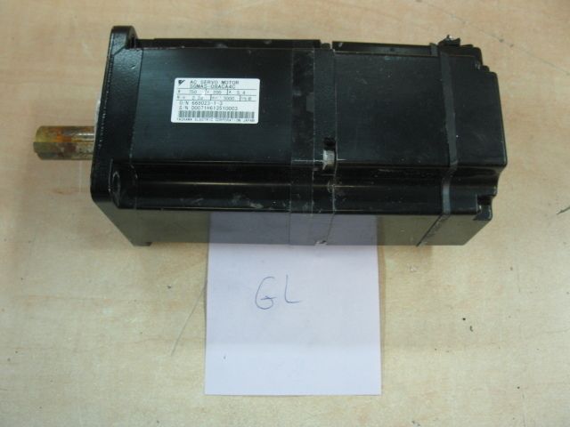 YASKAWA AC SERVO MOTOR SGMAS 08ACA4C 300rpm  