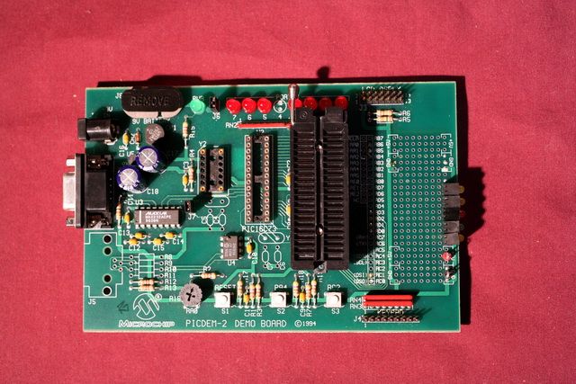 MICROCHIP PICDEM 2 KIT DEMO BOARD FOR PIC16CXX 2 cards  