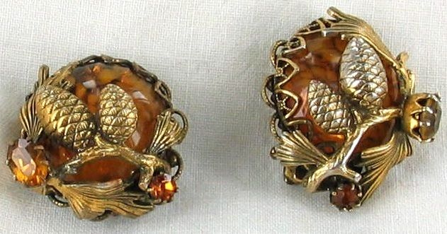 VINTAGE DESIGNER AMBER CONFETTI GLASS RS PINE CONES CLIP BUTTON 